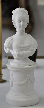 Buste de Marie–Anne archiduchesse d'Autriche, épouse de Charles–Alexandre de Lorraine par Paul–Louis Cyfflé (1724–1806), Manufacture de Lunéville (vers 1744–45), Terre de Lorraine