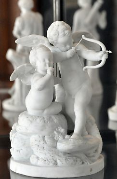 «Amours», biscuit de porcelaine de la Manufacture de Niderviller, fin du 18e siècle