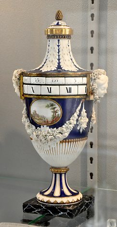 Pendule à cadran tournant (Horloge d'Arnold, orfèvre de Nancy), Porcelaine, décor polychrome au petit feu, Niderviller