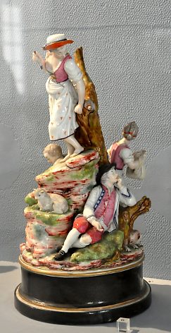 «Bergers et bergères», porcelaine polychrome de Niderviller, 1er quart du XIXe siècle