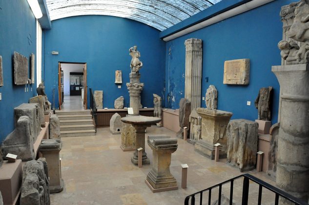 Une salle de pierres sculptées du monde gallo-romain