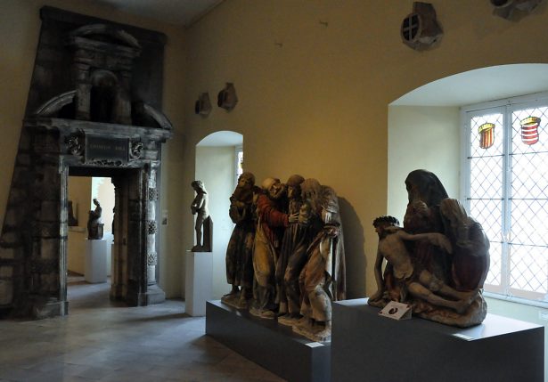 Une salle consacrée aux œuvres du Moyen Âge.