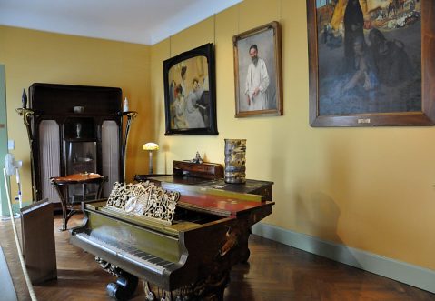 Une salle du rež–de–chaussée avec un piano demi–queue des facteurs Mangeot
