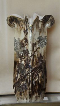 Vase Orchidée d'Émile Gallé, vers 1893–1894, faïence stannifère, décor polychrome de grand feu, rehauts d'or et de platine