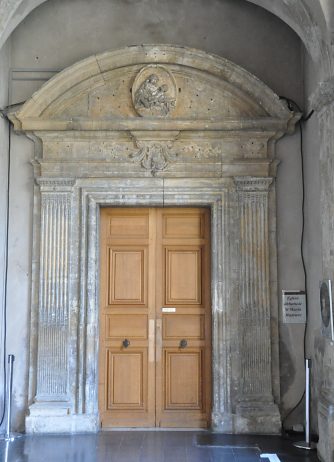Porte d'entrée dans l'église avec la Vierge de saint Luc au fronton