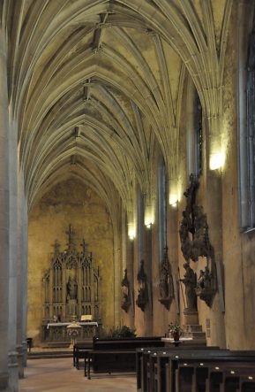 Le bas-côté sud avec l'autel Saint-Nicolas dans son absidiole