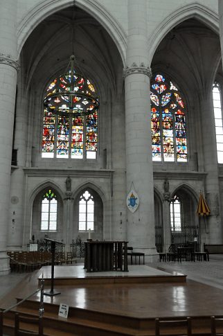 L'autel de messe et les verrières des baies 111 et 113