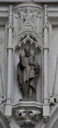 Statue d'un évêque dans sa niche au–dessus de la chapelle Notre–Dame des Victoires