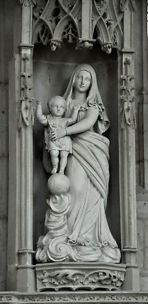 Vierge à l'Enfant du XIXe siècle sur l'autel de la chapelle