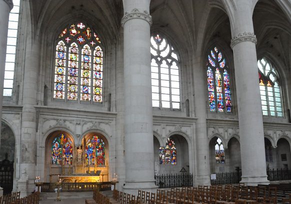 Le bas–côté sud avec quatre chapelles et les deux vitraux modernes dans les grandes verrières