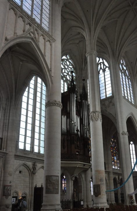 Vue partielle du transept nord avec le grand orgue et le pilier isolé  de 21,50 m de hauteur