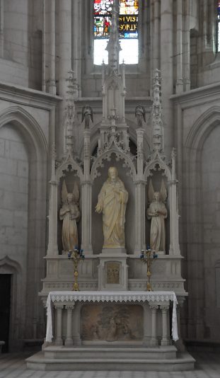 L'autel du Sacré-Cœur dans l'absidiole sud