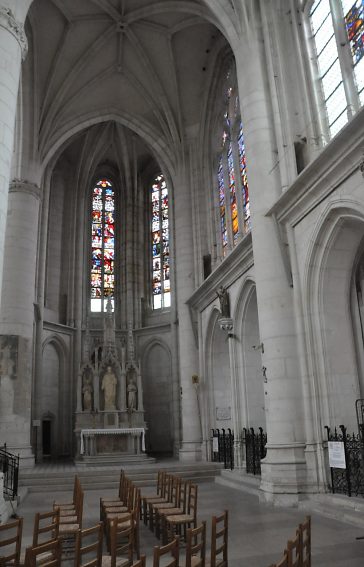 La chapelle absidiale sud est dédiée au Sacré-Cœur