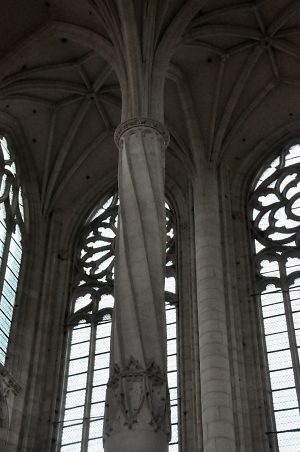 Le haut du pilier de 21,50 m dans le transept sud est torsadé