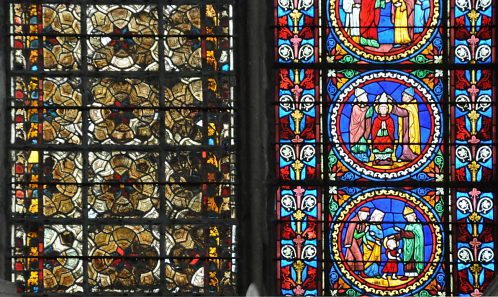 Détail du vitrail de la baie 1 : grisaille du XIIIe siècle à gauche et pastiche du XIIIe siècle à droite
