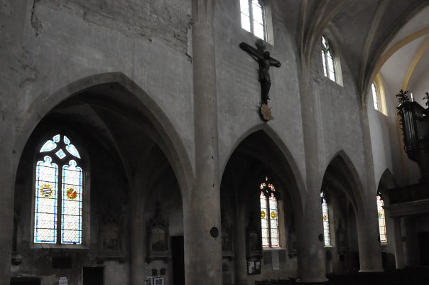 Élévation droite de la nef avec le Christ en croix du XVIe siècle