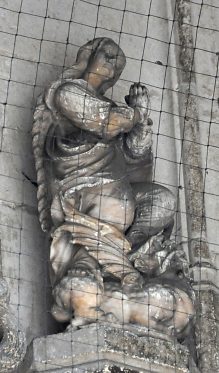 Statue de sainte Marguerite dans le grand portail