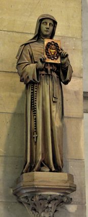 Statue de sainte Marguerite–Marie Alacoque montrant le Sacré Cœur