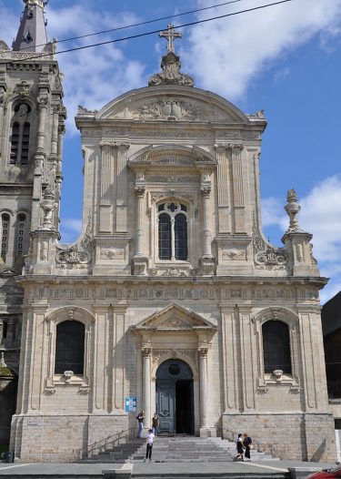 La faade de style classique de la cathédrale Notre-Dame