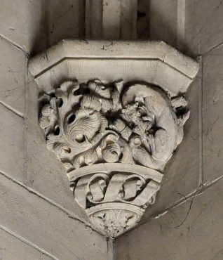 Culot  motif floral et animal dans une chapelle latérale de  la nef