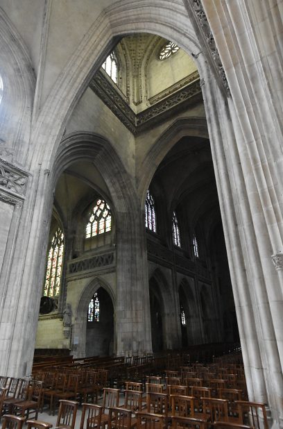 La croisée du transept est constituée de grands arcs à lancettes multiples