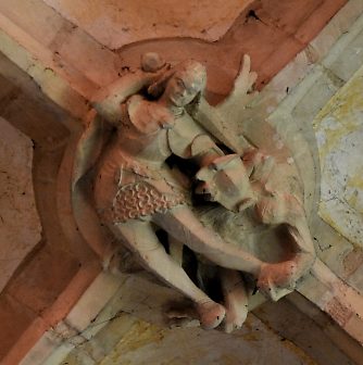 L'Archange Michel avec cuirasse médiévale et épée