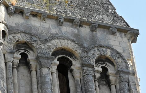 Détail des arcatures du dernier étage du clocher (XIIe siècle)