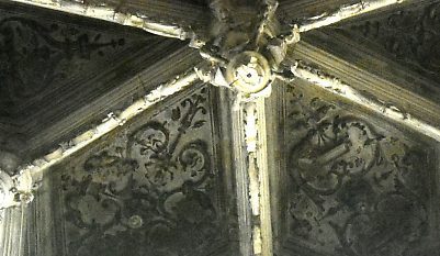 Chapelle Sainte–Thérèse : dessins de rinceaux sur la voûte