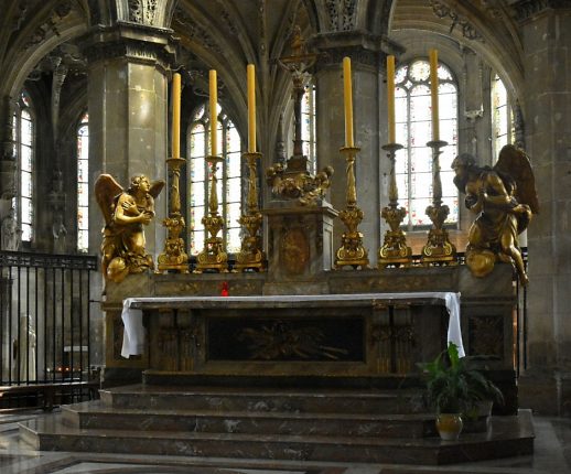 Le maître-autel dans le sanctuaire
