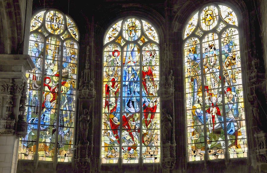 Abside Renaissance de la nef «Nord» : statues d'anges et vitrerie de Max Ingrand