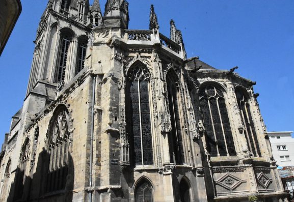 Le chevet de l'église Saint–Sauveur : à gauche, l'abside gothique «Sud» du XIVe siècle ; à droite, l'abside «Nord» du XVe siècle