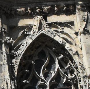 Frise et remplage d'une baie gothique dans l'abside «sud»