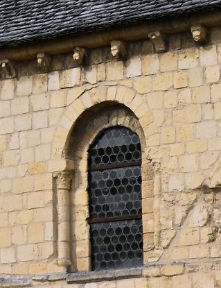 Fenêtre romane et modillons