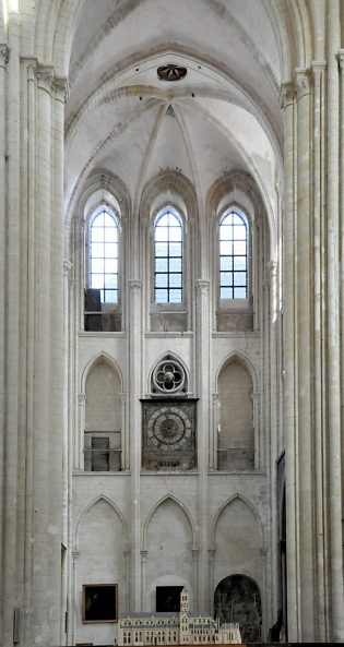 L'élvation ternaire du transept nord et son horloge du XVIIe  siècle