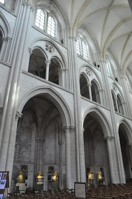 L'élvation de la nef comprend trois étages :