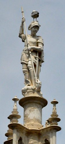 Sur le lanternon, l'archange saint Georges