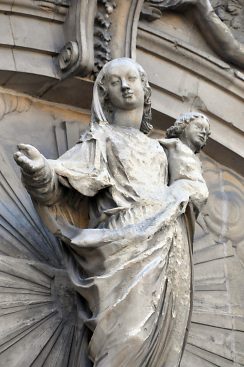 Vierge  l'Enfant sur le portail central
