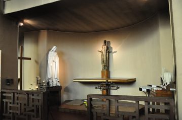 Chapelle rayonnante avec statues du Christ–Roi et de sainte Thérèse