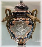 Faïence de Parthenay, un vase couvert, dtail