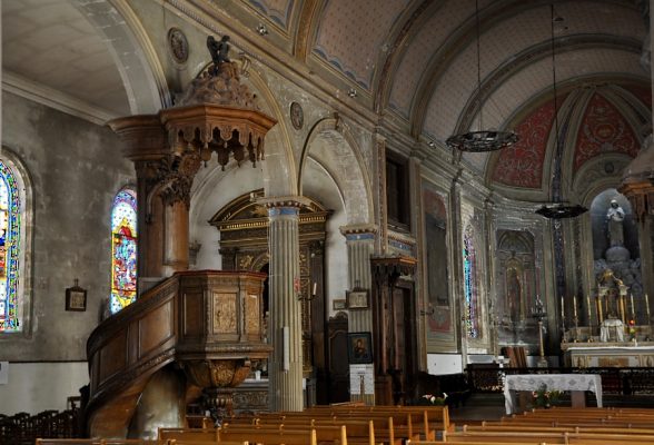 Le côté gauche de la nef avec la chaire à prêcher