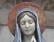 Statue de la Vierge en céramique sur la façade de la basilique, détail