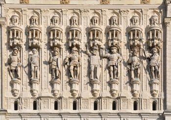 Les statues de la façade datent de 1537