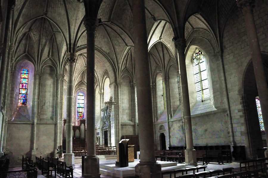 Le célèbre chur du XIIIe siècle de l'église  Saint-Serge et ses treize coupoles angevines