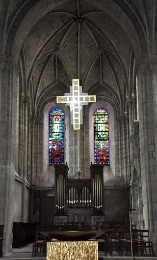 Le chur de Saint-Serge et ses deux vitraux du XIXe siècle