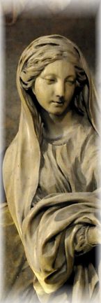 Vierge à l'Enfant de Jean-Baptiste Pigalle, détail
