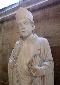 Statue de saint Germain d'Auxerre (XIIIe siècle) dans la chapelle de la Vierge, détail