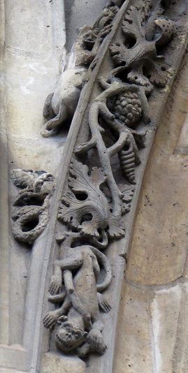 Sculpture gothique dans les voussures du porche