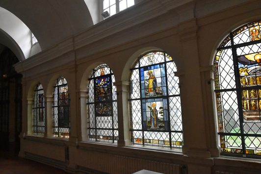 Détail de la galerie nord avec les cinq vitraux du XVIIe siècle