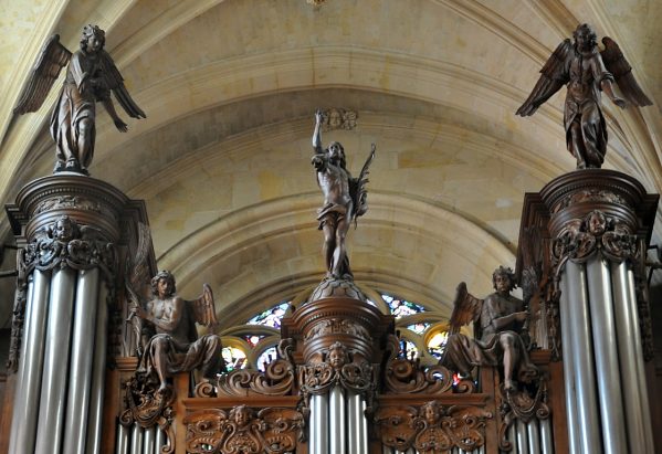 L'orgue de tribune : le Christ et les anges sur les tourelles