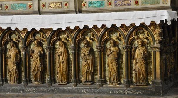 Sculptures en bas-relief sus le maître-autel